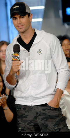 Tableau multi-platine-topper Enrique Iglesias assiste à MuchOnDemand, un ventilateur et celebrity showcase au fameux studios au niveau de la rue de MuchMusic à Toronto, Canada le 30 juillet 2007. Le Grammy-wnning Iglesias est en ville pour promouvoir son nouveau CD "Insomniac". (Photo d'UPI/Christine Chew) Banque D'Images
