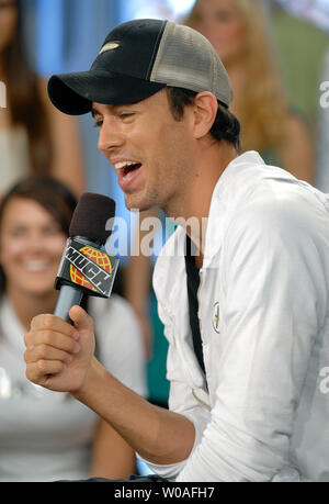 Tableau multi-platine-topper Enrique Iglesias parle de son nouveau CD "Insomniac" sur MuchOnDemand, un ventilateur et celebrity showcase au fameux studios au niveau de la rue de MuchMusic à Toronto, Canada le 30 juillet 2007. (Photo d'UPI/Christine Chew) Banque D'Images