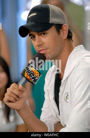 Tableau multi-platine-topper Enrique Iglesias parle de son nouveau CD "Insomniac" sur MuchOnDemand, un ventilateur et celebrity showcase au fameux studios au niveau de la rue de MuchMusic à Toronto, Canada le 30 juillet 2007. (Photo d'UPI/Christine Chew) Banque D'Images