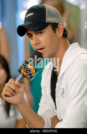 Tableau multi-platine-topper Enrique Iglesias parle de son nouveau CD "Insomniac" sur MuchOnDemand, un ventilateur et celebrity showcase au fameux studios au niveau de la rue de MuchMusic à Toronto, Canada le 30 juillet 2007. (Photo d'UPI/Christine Chew) Banque D'Images