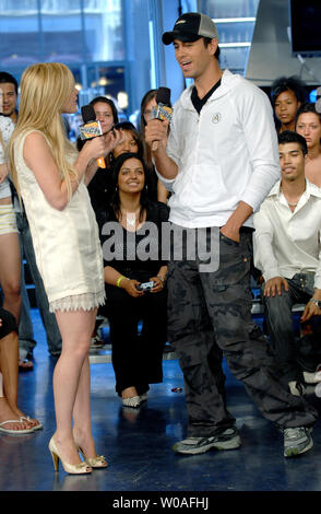 Tableau multi-platine-topper Enrique Iglesias (R) parle de son nouveau CD "Insomniac" avec VJ Leah Miller sur MuchOnDemand, un ventilateur et celebrity showcase au fameux studios au niveau de la rue de MuchMusic à Toronto, Canada le 30 juillet 2007. (Photo d'UPI/Christine Chew) Banque D'Images