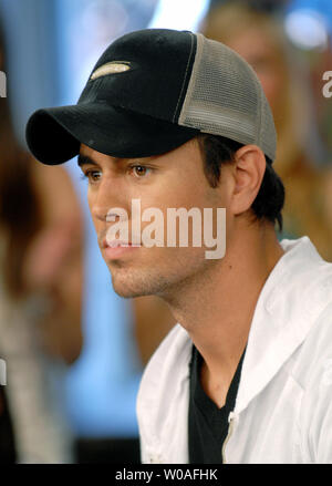 Tableau multi-platine-topper Enrique Iglesias assiste à MuchOnDemand, un ventilateur et celebrity showcase au fameux studios au niveau de la rue de MuchMusic à Toronto, Canada le 30 juillet 2007. Le Grammy-wnning Iglesias est en ville pour promouvoir son nouveau CD "Insomniac". (Photo d'UPI/Christine Chew) Banque D'Images