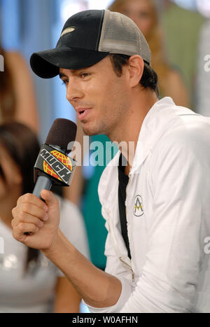 Tableau multi-platine-topper Enrique Iglesias parle de son nouveau CD "Insomniac" sur MuchOnDemand, un ventilateur et celebrity showcase au fameux studios au niveau de la rue de MuchMusic à Toronto, Canada le 30 juillet 2007. (Photo d'UPI/Christine Chew) Banque D'Images