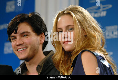 Kristen Stewart (R) et Emile Hirsch assister au Festival International du Film de Toronto pour la conférence de presse 'Into the Wild' au Sutton Place Hotel de Toronto, Canada le 9 septembre 2007. (Photo d'UPI/Christine Chew) Banque D'Images