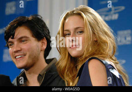 Kristen Stewart (R) et Emile Hirsch assister au Festival International du Film de Toronto pour la conférence de presse 'Into the Wild' au Sutton Place Hotel de Toronto, Canada le 9 septembre 2007. (Photo d'UPI/Christine Chew) Banque D'Images