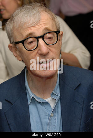 Réalisateur Woody Allen arrive pour le Toronto International Film Festival de projection de gala 'Cassandra's Dream', au Roy Thomson Hall à Toronto, Canada le 11 septembre 2007. (Photo d'UPI/Christine Chew) Banque D'Images