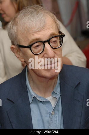 Réalisateur Woody Allen arrive pour le Toronto International Film Festival de projection de gala 'Cassandra's Dream', au Roy Thomson Hall à Toronto, Canada le 11 septembre 2007. (Photo d'UPI/Christine Chew) Banque D'Images