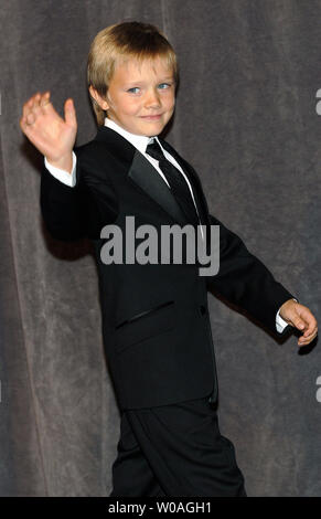 Huit ans Dakota Goyo acteur courbes à l'auditoire pendant qu'il marche sur scène pour les introductions en fonte avant la première mondiale de 'contrôle' arithmétique émotionnel au Roy Thomson Hall le soirée de clôture du Festival International du Film de Toronto à Toronto, Canada le 15 septembre 2007. (Photo d'UPI/Christine Chew) Banque D'Images