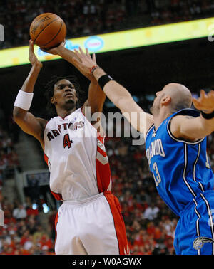 Toronto Raptors' Chris Bosh (L) fait une tourné comme l'Orlando Magic Marcin Gortat défend au cours du deuxième trimestre dans le jeu 4 de leur série éliminatoire au Centre Air Canada à Toronto, Canada le 26 avril 2008. (Photo d'UPI/Christine Chew) Banque D'Images