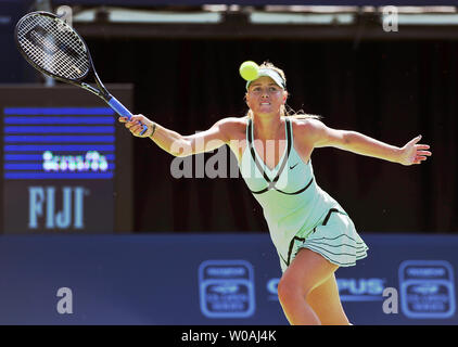 Star russe Maria Sharapova frappe un coup droit retourner contre Sybille Bammer au cours de la deuxième ronde de la Coupe Rogers des célibataires l'action au Centre Rexall de Toronto, Canada, le 19 août 2009. Sharapova a battu Bammer 6-3, 7-6. UPI /Christine Chew Banque D'Images