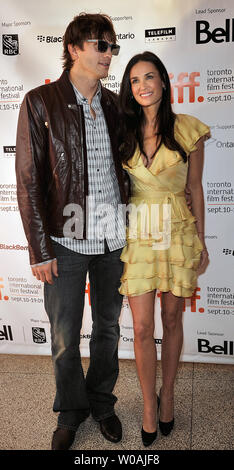 Demi Moore (R) et Ashton Kutcher arrivent pour le Toronto International Film Festival première de 'Les voisins' à l'Elgin Theatre de Toronto, Canada le 13 septembre 2009. UPI /Christine Chew Banque D'Images