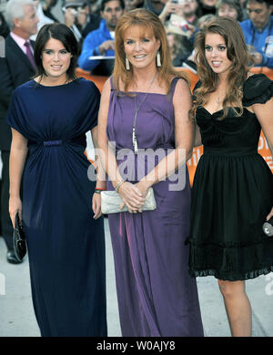 Sarah Ferguson, duchesse d'York et producteur de "La jeune Victoria', arrive avec ses filles Princesse Eugénie (L) et de la princesse Beatrice (R) pour la première du film au Roy Thomson Hall le soirée de clôture du Festival International du Film de Toronto à Toronto, Canada le 19 septembre 2009. UPI /Christine Chew Banque D'Images