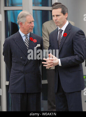 Le Prince Charles de Grande-Bretagne (R) et le premier ministre ontarien Dalton McGuinty comme chat le Prince et son épouse Camilla, Duchesse de Cornouailles, arriver à l'aéroport international Pearson de Toronto, Canada le 4 novembre 2009. Le couple royal sont sur un 11-day tour du Canada. UPI /Christine Chew Banque D'Images