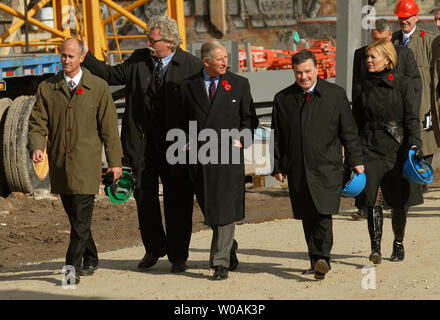 Le Prince Charles de Grande-Bretagne (centre) arrive pour une visite de l'Evergreen Brick Works, à Toronto, Canada le 6 novembre 2009. Le Prince et son épouse Camilla, Duchesse de Cornouailles, sont sur une visite de 11 jours au Canada. UPI /Christine Chew Banque D'Images