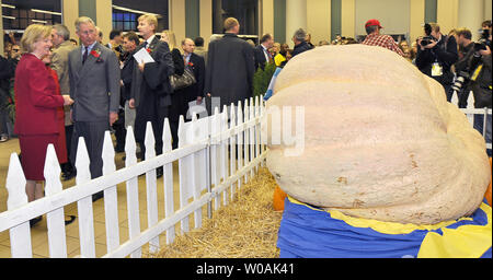 Le Prince Charles de Grande-Bretagne (deuxième à gauche) promenades par un affichage de citrouilles géantes à la Royal Agricultural Winter Fair de Toronto, Canada le 6 novembre 2009. UPI /Christine Chew Banque D'Images