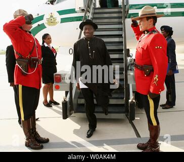 Son Excellence M. Goodluck Ebele Jonathan, Président et Grand Commandeur de la République fédérale du Nigéria arrive à l'Aéroport International de Toronto, le 24 juin 2010 pour assister à la G8, G20 à Huntsville et à Toronto, Ontario, Canada. UPI/Dave Chan Banque D'Images