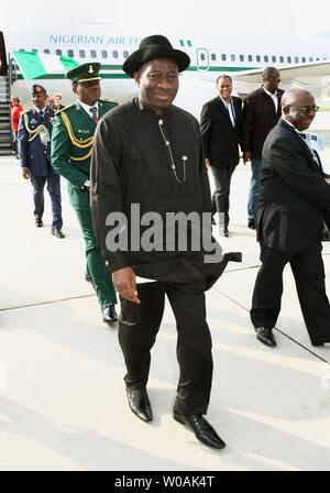 Son Excellence M. Goodluck Ebele Jonathan, Président et Grand Commandeur de la République fédérale du Nigéria arrive à l'Aéroport International de Toronto, le 24 juin 2010 pour assister à la G8, G20 à Huntsville et à Toronto, Ontario, Canada. UPI/Dave Chan Banque D'Images