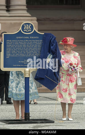 La Grande-Bretagne La reine Elizabeth dévoile une plaque en bronze commémorant la visite royale de 2010 alors qu'elle et le Prince Philip assister à leur cérémonie officielle de départ à Queen's Park à Toronto (Ontario), le 6 juillet 2010. Le couple royal partent pour les États-Unis après neuf jours de leur tournée royale au Canada. UPI/Heinz Ruckemann Banque D'Images