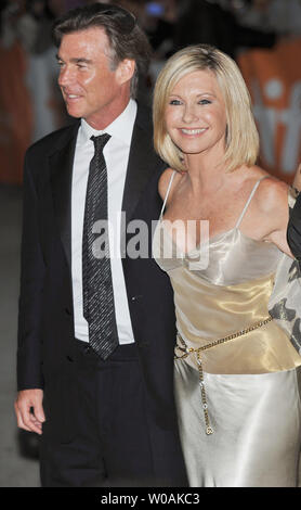 Chanteuse et actrice Olivia Newton John et son mari John Easterling arrivent pour la première mondiale de gala 'Score : A Hockey Comédie Musicale" au Roy Thomson Hall le soir d'ouverture du Festival International du Film de Toronto à Toronto, Canada le 9 septembre 2010. (Photo d'UPI/Christine Chew) Banque D'Images