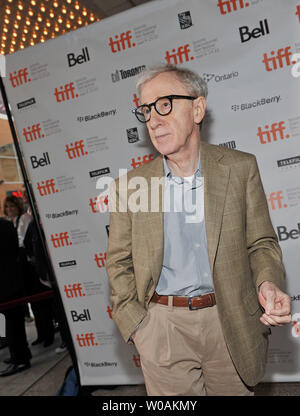 Réalisateur Woody Allen arrive pour le Festival International du Film de Toronto premiere de 'vous rencontrerez un Tall Dark Stranger' à l'Elgin Theatre de Toronto, Canada le 12 septembre 2010. UPI/Christine Chew Banque D'Images