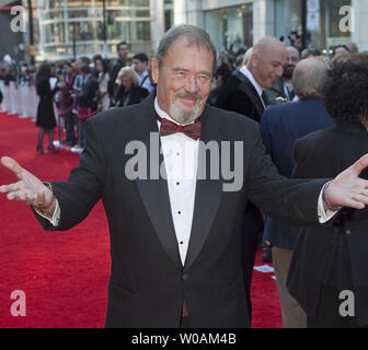 Inductee, David Clayton-Thomas le chanteur principal de la bande du sang, de la sueur et des larmes arrive sur le tapis rouge à l'extérieur du théâtre Canon lors de l'Allée des célébrités du Canada 2010 Hommage au centre-ville de Toronto, Ontario, le 16 octobre 2010. /Photo UPI Heinz Ruckemann Banque D'Images