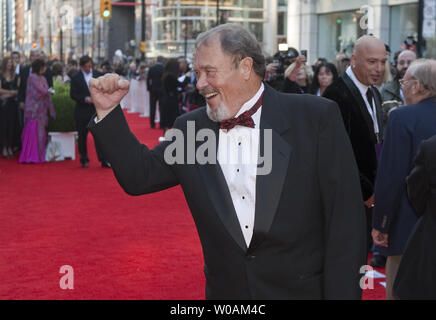 Inductee, David Clayton-Thomas le chanteur principal de la bande du sang, de la sueur et des larmes arrive sur le tapis rouge à l'extérieur du théâtre Canon lors de l'Allée des célébrités du Canada 2010 Hommage au centre-ville de Toronto, Ontario, le 16 octobre 2010. /Photo UPI Heinz Ruckemann Banque D'Images