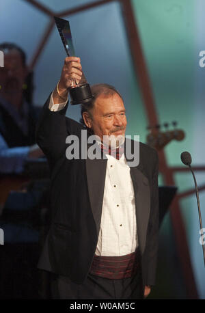 IInductee, David Clayton-Thomas le chanteur principal de la bande de sang, sueur et larmes contient jusqu'son trophée sur scène dans le théâtre Canon lors de l'Allée des célébrités du Canada 2010 Hommage au centre-ville de Toronto, Ontario, le 16 octobre 2010. /Photo UPI Heinz Ruckemann Banque D'Images