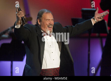 Inductee, David Clayton-Thomas le chanteur principal de la bande de sang, sueur et larmes effectue dans le Canon Theatre sur scène lors de l'Allée des célébrités du Canada 2010 Hommage au centre-ville de Toronto, Ontario, le 16 octobre 2010. /Photo UPI Heinz Ruckemann Banque D'Images