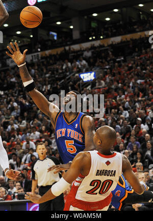New York Knicks' Bill Walker (L) renverse des Toronto Raptors Leandro Barbosa comme il prend un tir au panier au premier trimestre de l'action des rapaces d'ouverture à domicile au Centre Air Canada à Toronto, Canada le 27 octobre 2010. Les Knicks défait les Raptors 98-93. UPI /Christine Chew Banque D'Images