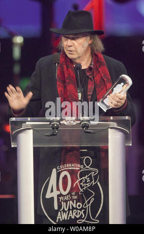 Neil Young Singer gagne le Hot Album alternatif de l'année pour "Le bruit" au dîner de gala de remise des prix Juno et dans le centre Allstream pendant le Juno 2011 à Toronto, Ontario, le 26 mars 2011. /Photo UPI Heinz Ruckemann Banque D'Images