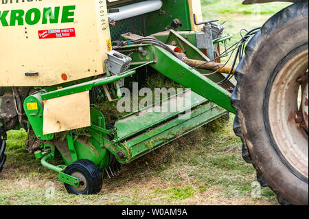 Ballydehob, West Cork, Irlande. 27 juin 2019. Michael Pat Ward, agriculteur de Durrus, navigue de l'herbe pour l'ensilage. Les balles seront utilisées comme alimentation d'hiver pour le bétail. Crédit : AG News/Alay Live News. Banque D'Images