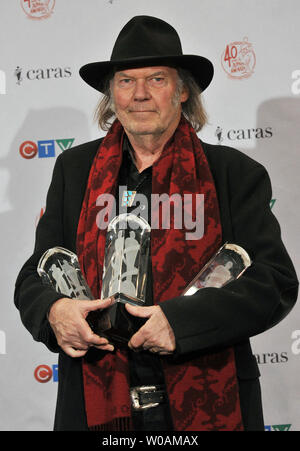 Le chanteur canadien Neil Young détient ses awards pour l'artiste de l'année, des profils Album alternatif de l'année, et le Prix humanitaire Allan Waters pendant le Juno 2011 au Centre Air Canada à Toronto, Canada le 27 mars 2011. UPI/Christine Chew Banque D'Images