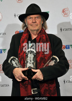 Le chanteur canadien Neil Young détient ses awards pour l'artiste de l'année, des profils Album alternatif de l'année, et le Prix humanitaire Allan Waters pendant le Juno 2011 au Centre Air Canada à Toronto, Canada le 27 mars 2011. UPI/Christine Chew Banque D'Images