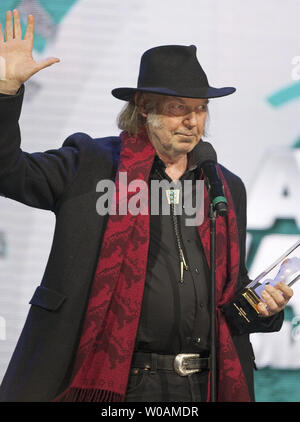 Neil Young reçoit le Prix humanitaire Allan Waters, au Juno Awards diffusée au Centre Air Canada au cours de la remise des Prix Juno 2011 à Toronto, Ontario, le 27 mars 2011. /Photo UPI Heinz Ruckemann Banque D'Images