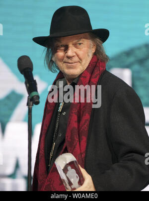 Neil Young reçoit le Prix humanitaire Allan Waters, au Juno Awards diffusée au Centre Air Canada au cours de la remise des Prix Juno 2011 à Toronto, Ontario, le 27 mars 2011. /Photo UPI Heinz Ruckemann Banque D'Images