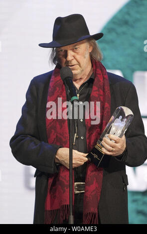 Neil Young reçoit le Prix humanitaire Allan Waters, au Juno Awards diffusée au Centre Air Canada au cours de la remise des Prix Juno 2011 à Toronto, Ontario, le 27 mars 2011. /Photo UPI Heinz Ruckemann Banque D'Images