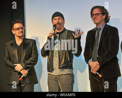 U2's Bono (L) et de l'Edge et directeur Davis Guggenheim assister à la première mondiale de 'projection de gala du ciel', au Roy Thomson Hall le soir d'ouverture du Festival International du Film de Toronto à Toronto, Canada le 8 septembre 2011. UPI/Christine Chew Banque D'Images