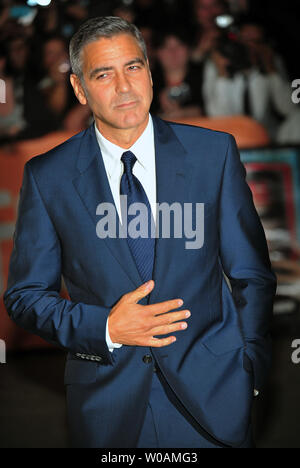 L'acteur et réalisateur George Clooney arrive pour la première mondiale de projection de gala "Ides de Mars", au Roy Thomson Hall pendant le Festival International du Film de Toronto à Toronto, Canada le 9 septembre 2011. UPI/Christine Chew Banque D'Images