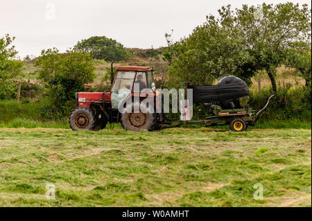 Ballydehob, West Cork, Irlande. 27 juin 2019. Michael Pat Ward, agriculteur de Durrus, navigue de l'herbe pour l'ensilage. Les balles seront utilisées comme alimentation d'hiver pour le bétail. Crédit : AG News/Alay Live News. Banque D'Images