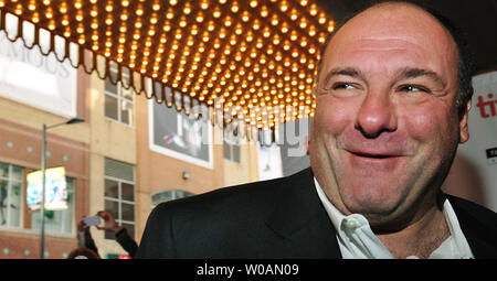 L'acteur James Gandolfini arrive pour la première mondiale de 'Violet et Daisy' à l'Elgin Theatre pendant le Festival International du Film de Toronto à Toronto, Canada le 15 septembre 2011. UPI/Christine Chew Banque D'Images