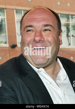 L'acteur James Gandolfini arrive pour la première mondiale de 'Violet et Daisy' à l'Elgin Theatre pendant le Festival International du Film de Toronto à Toronto, Canada le 15 septembre 2011. UPI/Christine Chew Banque D'Images