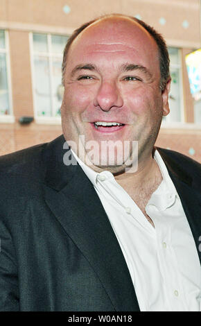 L'acteur James Gandolfini arrive pour la première mondiale de 'Violet et Daisy' à l'Elgin Theatre pendant le Festival International du Film de Toronto à Toronto, Canada le 15 septembre 2011. UPI/Christine Chew Banque D'Images