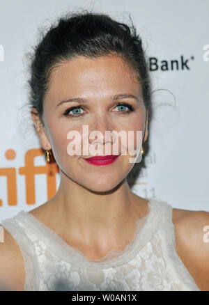 L'actrice Maggie Gyllenhaal arrive pour la première mondiale de 'Gala' hystérie au Roy Thomson Hall pendant le Festival International du Film de Toronto à Toronto, Canada le 15 septembre 2011. UPI/Christine Chew Banque D'Images