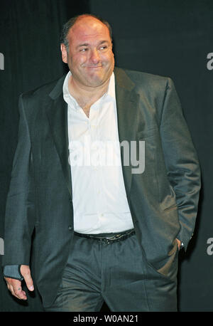 L'acteur James Gandolfini assiste à la première mondiale de 'Violet et Daisy' à l'Elgin Theatre pendant le Festival International du Film de Toronto à Toronto, Canada le 15 septembre 2011. UPI/Christine Chew Banque D'Images