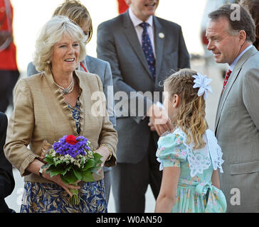 Camilla, Duchesse de Cornouailles, est présenté avec des fleurs à partir de neuf ans, Morgan Marie Fremlin lors de son arrivée à l'aéroport international Pearson de Toronto, Canada le 21 mai 2012. Camilla et son mari le prince Charles sont sur une tournée de quatre jours dans le cadre de Canada le Jubilé de diamant de la Reine Elizabeth de célébrations. UPI/Christine Chew Banque D'Images