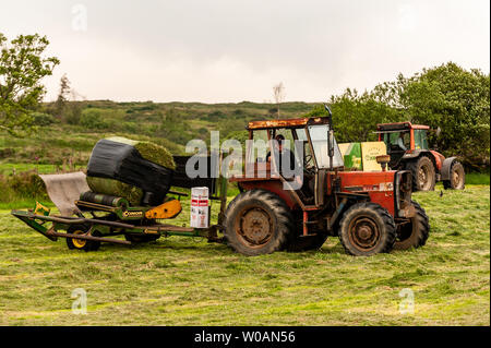 Ballydehob, West Cork, Irlande. 27 juin 2019. Michael Pat Ward, agriculteur de Durrus, navigue de l'herbe pour l'ensilage. Les balles seront utilisées comme alimentation d'hiver pour le bétail. Crédit : AG News/Alay Live News. Banque D'Images