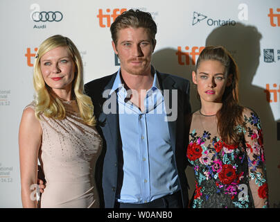 (L-R) Kirsten Dunst, Garrett Hedlund et Kristen Stewart arrivent pour la première de "Sur la route" à Ryerson Theatre sur nuit d'ouverture du Festival International du Film de Toronto à Toronto, Canada le 6 septembre 2012. UPI/Christine Chew Banque D'Images