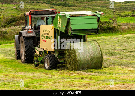 Ballydehob, West Cork, Irlande. 27 Juin, 2019. Fermiers de Durrus Michael Pat Ward bails herbe pour l'ensilage. Les balles sont utilisées comme fourrage d'hiver pour le bétail. Credit : Andy Gibson/Alamy Live News. Banque D'Images