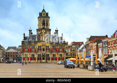 Delft, Pays-Bas - 6 Avril, 2016 : Stadhuis ou l'Hôtel de Ville, Grand-Place, maisons et personnes à Delft, Pays-Bas Banque D'Images