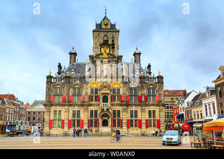 Delft, Pays-Bas - 6 Avril, 2016 : Stadhuis ou l'Hôtel de Ville, Grand-Place, maisons et personnes à Delft, Pays-Bas Banque D'Images